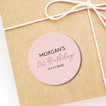 Adesivo Nome do Cubo Cor-de-Rosa-Esbranquiçado da festa de<br><div class="desc">Comemore com estilo com nosso adesivo redondo clássico com nome de cuta rosa-rosa-branco com Festa de aniversário. Perfeito para adicionar um toque personalizado aos seus favoritos para festas, sacos de presentes ou convites, estes adesivos apresentam um fundo cor-de-rosa pincelado com uma fonte encantadora que mostra o nome do aniversário. O...</div>