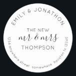 Adesivo Nome do Devolução do Newlyweds Endereço Branco Pre<br><div class="desc">Um design tipográfico moderno, totalmente personalizável, com seus nomes curvos acima e seu endereço de retorno curvado abaixo e texto no meio O Novo Sr. e Sra. E seu nome casado em preto em um fundo branco. Todo o texto pode ser facilmente personalizado. Você também pode alterar o plano de...</div>