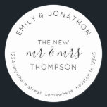 Adesivo Nome do Devolução do Newlyweds Endereço Branco Pre<br><div class="desc">Um design tipográfico moderno, totalmente personalizável, com seus nomes curvos acima e seu endereço de retorno curvado abaixo e texto no meio O Novo Sr. e Sra. E seu nome casado em preto em um fundo branco. Todo o texto pode ser facilmente personalizado. Você também pode alterar o plano de...</div>