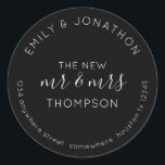 Adesivo Nome do Devolução do Newlyweds Endereço Preto<br><div class="desc">Um design tipográfico totalmente personalizável em preto clássico com texto branco com seus nomes curvos acima e seu endereço de retorno curvo abaixo e texto no meio O Novo Sr. e Sra. e seu nome casado. Todo o texto pode ser facilmente personalizado. Você também pode alterar o plano de fundo...</div>
