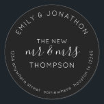 Adesivo Nome do Devolução do Newlyweds Endereço Preto<br><div class="desc">Um design tipográfico totalmente personalizável em preto clássico com texto branco com seus nomes curvos acima e seu endereço de retorno curvo abaixo e texto no meio O Novo Sr. e Sra. e seu nome casado. Todo o texto pode ser facilmente personalizado. Você também pode alterar o plano de fundo...</div>