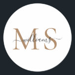 Adesivo Nome do Monograma Preto e Dourado Clássico de Casa<br><div class="desc">Vinheta redonda clássica de Sobrenome monograma preto e Dourado.</div>