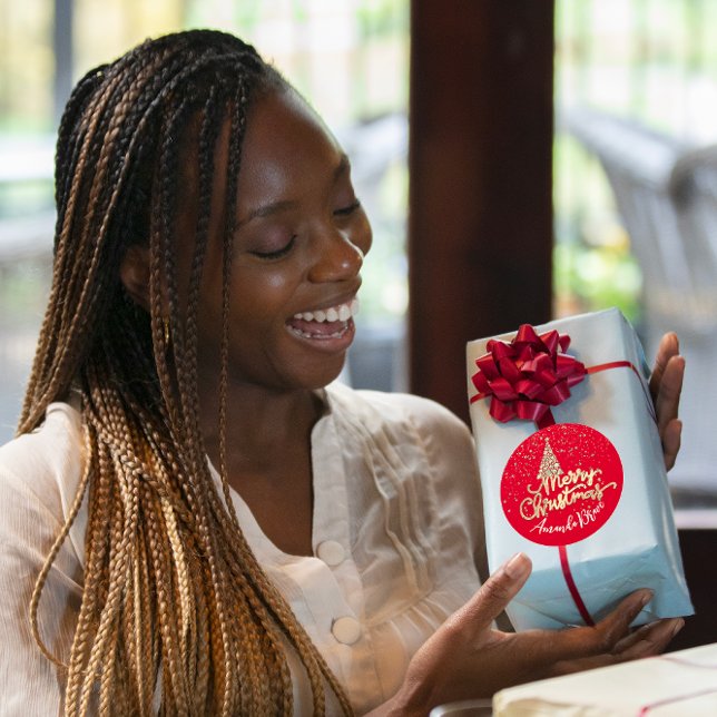 Adesivo Nome Dourado ConfettiRed do Script da Árvore de Na (Merry Christmas Tree Script Name Gold ConfettiRed Classic Round Sticker)