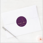 Adesivo Nome Dourado Elegante Monograma Casamento Salvar a<br><div class="desc">Personalizado, personalizado, bonito, elegante, chic, noiva de casamento e monograma de noiva salvam a folha de adesivos redondos clássicos. Para personalizar, basta digitar o monograma/iniciais, os nomes da noiva e do noivo e a data do casamento. Enquanto você se personaliza, você poderá ver uma prévia ao longo do tempo. Perfeito...</div>