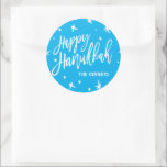 Adesivo Nome Personalizado do Script de Pincel Feliz Hanuk<br><div class="desc">Excelente para presentes e presente embrulhando este Chanucá,  use esses adesivos festivos,  personalizados com seu nome. Precisa de ajuda para a personalização? Envie-nos um e-mail em hello@christiekelly.com para obter assistência complementar.</div>