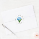 Adesivo Nomes de Hydrangea Azul e Data de Casamento<br><div class="desc">Um detalhe simples e econômico para envelopes,  favores,  embalagens e muito mais,  esses adesivos circulares de texto personalizados apresentam um clássico hydrangea azul-pistilha e um nome e texto de data de casamento arquivados.</div>