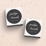 Adesivo Nomes de Script Minimalistas Negra Moderna de Casa<br><div class="desc">Casamento Moderno de Nomes de Script Minimalistas | Adesivo redondo branco e preto</div>