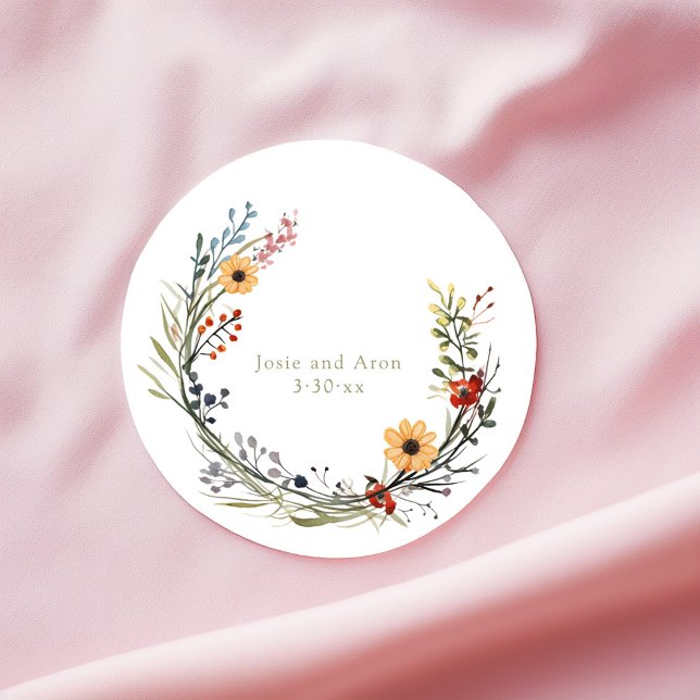 Adesivo Nomes e Data de Wreath de Casamento de Flores Selv (Round sticker with vibrant wildflower wreath and delicate wedding names and date in center.)