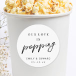 Adesivo Nosso Amor é Popcorn Wedding Favor<br><div class="desc">Personalizado para o casamento de pipocas com adesivos de bondade com a design de "Our Love is Popping" moderno de guião preto e branco.</div>