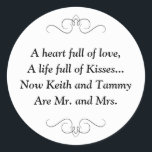 Adesivo Novo Sr. e Sra. Wedding Poem<br><div class="desc">Este encantador colega e colega redondo apresenta um poema de querido personalizado com os nomes da noiva e do noivo. Este seria um adesivo perfeito para destacar uma caixa de favor segurando Hershey Kisses.</div>