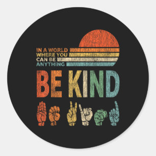 Adesivo Num Mundo Onde Você Pode Ser Qualquer Coisa Que Se