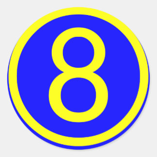 Adesivo número 8 em um círculo, fundo azul