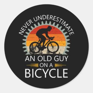 Adesivo Nunca Subestime um Velho Cara numa Bicicleta