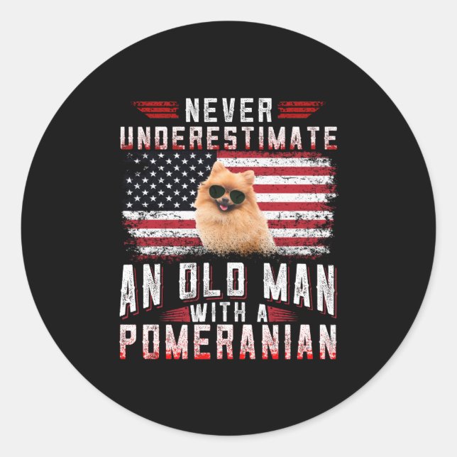 Adesivo Nunca subestime um velho com um Pomeraniano (Frente)