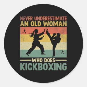 Adesivo Nunca Subestime Uma Mulher Idosa Que Pratica Kickb