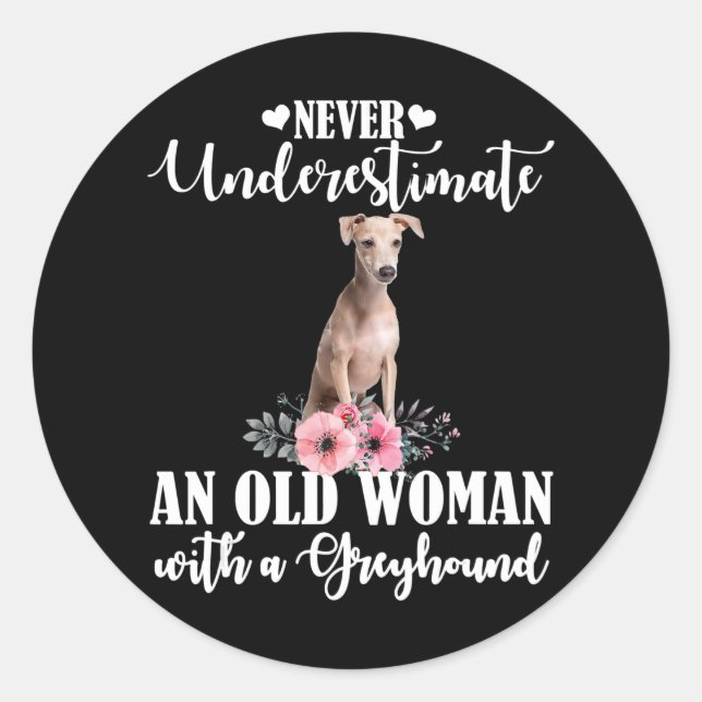 Adesivo Nunca Subestime Uma Mulher Velha Com Greyhound (Frente)