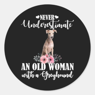 Adesivo Nunca Subestime Uma Mulher Velha Com Greyhound
