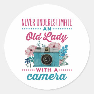 Adesivo Nunca subestime uma senhora velha com uma câmera