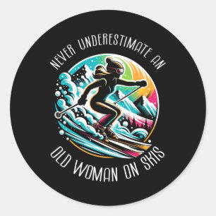 Adesivo Nunca Subestime Uma Velha Mulher Em Skis Skier Ski