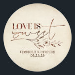 Adesivo O amor é o doce favor do casamento<br><div class="desc">O amor é doce - vinheta de desenho de flor rústica vintage para favores</div>