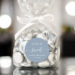 Adesivo O Amor É Um Favor De Casamento Azul Doce<br><div class="desc">Um adesivo azul empoeirado para seus favores de recepção de casamento com "Love Is Sweet" em uma simples tipografia branca moderna e um elegante roteiro branco com supressões,  seus primeiros nomes se juntaram por um coração e sua data de casamento.</div>