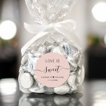 Adesivo O Amor É Um Favor De Casamento Cor-De-Rosa<br><div class="desc">Um adesivo cor-de-rosa pincelado para sua sobremesa de recepção de casamento e favores doces com "Love Is Sweet" em uma simples tipografia moderna e um elegante roteiro de caligrafia com sucos,  seus primeiros nomes se uniram por um coração e sua data de casamento.</div>