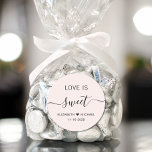 Adesivo O Amor É Um Favor De Casamento Rosa<br><div class="desc">Um adesivo de rosa claro Chic para seus favores de recepção de casamento com "Love Is Sweet" em uma simples tipografia moderna e um elegante roteiro de caligrafia com sucos,  seus primeiros nomes se juntaram por um coração e sua data de casamento.</div>