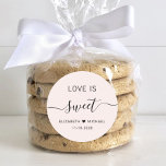 Adesivo O Amor É Um Favor De Casamento Rosa<br><div class="desc">Rosa claro adesivo para seus doces de casamento com "amor é doce" em letras limpas e um roteiro de chic com sucos,  seus primeiros nomes unidos por um coração e sua data de casamento.</div>