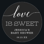 Adesivo O Amor Elegante Mínimo É Mais Bonito E Clássico<br><div class="desc">Estes bonitos adesivos são perfeitos para favores de chá de fraldas,  favores de chá de panela,  festas de aniversário e casamentos. Eles também fazem selos de envelopes de excelente! Veja a coleção inteira para mais itens correspondentes!</div>