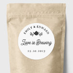 Adesivo O amor está a fazer o favor do chá de casado<br><div class="desc">Chá de casamento personalizado que favorece adesivos com "O amor é a criação" design branco e preto moderno.</div>