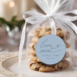 Adesivo O Amor Moderno É Um Casamento Bonito<br><div class="desc">simples roteiro moderno minimalista "amor é doce" casamento céu azul favorito.</div>