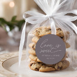 Adesivo O Amor Moderno É Um Casamento Bonito<br><div class="desc">simples escrita moderna minimalista "o amor é doce" colante de cor roxa empoeirado de casamento.</div>
