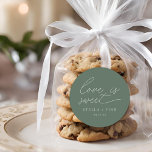 Adesivo O Amor Moderno É Um Casamento Bonito<br><div class="desc">simples roteiro moderno minimalista "o amor é doce" pinheira de casamento verde-vinheta.</div>