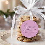 Adesivo O Amor Moderno É Um Casamento Bonito<br><div class="desc">simples roteiro moderno minimalista "o amor é doce" colante de favores cor-de-rosa empoeirado.</div>