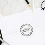 Adesivo O futuro Sr. e Sra. Round Wedding Endereço de Regr<br><div class="desc">Aumente a elegância dos seus convites de casamento com o nosso Futuro Sr. e a Sra. Round Wedding Return Address Classic Round Sticker. Este adesivo é mais do que uma etiqueta; é um selo de na moda que adiciona um toque de sofisticação à sua papelaria de casamento. O clássico design...</div>