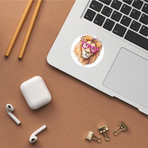 Adesivo O Leão com Vinheta de Óculos Rosa