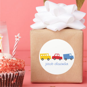 Adesivo O menino do aniversário brinca caminhões colorid