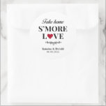 Adesivo O 'more Love Wedding Classic Round Sticker<br><div class="desc">É Mais Amor. Adicione um toque divertido de cor e estilo único aos seus favores de casamento ou chá de panela. Um saco de chás de panela é um excelente adicional ao planejamento de partidos. Essas bolsas únicas serão facilmente usadas como presente e podem servir como uma bela decoração em...</div>