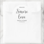 Adesivo O 'more Love Wedding Classic Round Sticker<br><div class="desc">É Mais Amor. Adicione um toque divertido de cor e estilo único aos seus favores de casamento ou chá de panela. Um saco de chás de panela é um excelente adicional ao planejamento de partidos. Essas bolsas únicas serão facilmente usadas como presente e podem servir como uma bela decoração em...</div>