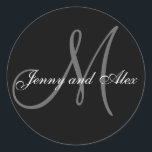 Adesivo O noivo cinzento preto da noiva do monograma M<br><div class="desc">Etiqueta elegante do casamento com inicial do monograma dos nomes do sobrenome e dos noivos que você pode personalizar com seus informação pessoal e esquema de cor do casamento. Uma grande etiqueta para etiquetas wedding do favor, selos do saco do deleite das etiquetas da caixa de bolo, wedding, e selos...</div>