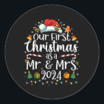 Adesivo O Nosso Primeiro Natal Como Sr. E Sra. 2024 Matchi<br><div class="desc">O Nosso Primeiro Natal Como O Sr. E A Sra. 2024 Casais De Combinação</div>