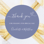 Adesivo Obrigado branco azul, casamento do coração<br><div class="desc">Um fundo de cor azul,  texto branco. Com o texto: Obrigado por compartilhar nosso dia especial,  com um coração pequeno. Personalize e adicione seus nomes.</div>