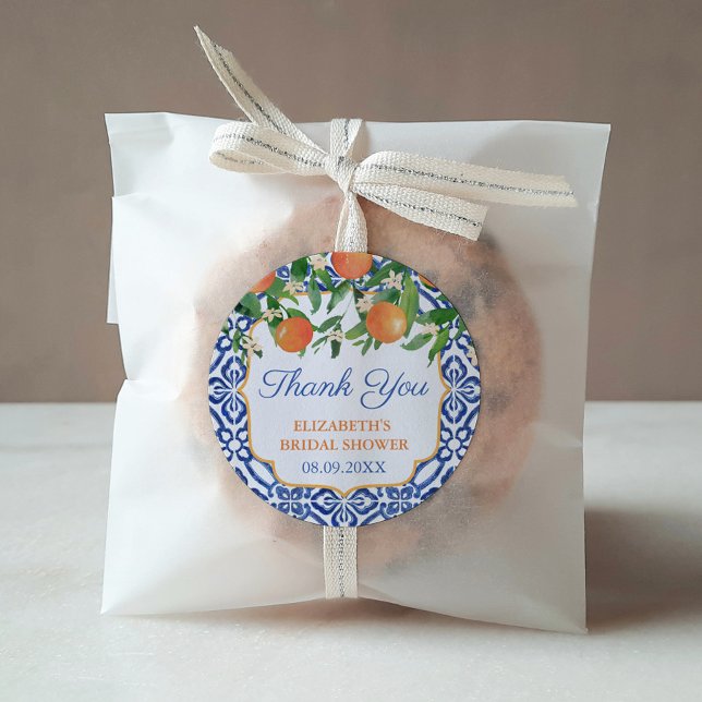 Adesivo Obrigado Chá de casamento Positano Laranjas (This Bridal shower favor sticker features oranges against a blue and white vintage tile background. )