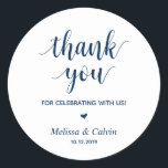 Adesivo Obrigado, comemorando conosco, presentes de casame<br><div class="desc">Obrigado por comemorar conosco. É um adesivo perfeito para ser usado em seu casamento ou outra celebração,  por exemplo,  Festa de aniversário,  comemoração de aniversário,  Chá de fraldas,  ensaio de casamento,  presentes para convidados,  adesivos de favor e outros. Azul Marinho moderno minimalista.</div>