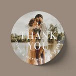 Adesivo Obrigado de casamento de fotos minimalista moderno<br><div class="desc">Obrigado moderno e elegante e minimalista,  você fica com uma foto para um casamento ou festa de noivado elegante.</div>