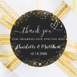 Adesivo Obrigado de casamento do coração negro<br><div class="desc">Um fundo na moda preto decorado com brilho sujo de ouro,  faíscas. Personalize e adicione seus nomes e data de casamento. Com o texto: Obrigado por compartilhar nosso dia especial.</div>