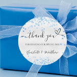 Adesivo Obrigado de corações azuis prateados<br><div class="desc">Fundo de prata falsa,  decorado com pequenos corações azuis. Com o texto: Obrigado por compartilhar nosso dia especial,  com um coração pequeno. Personalize e adicione seus nomes.</div>