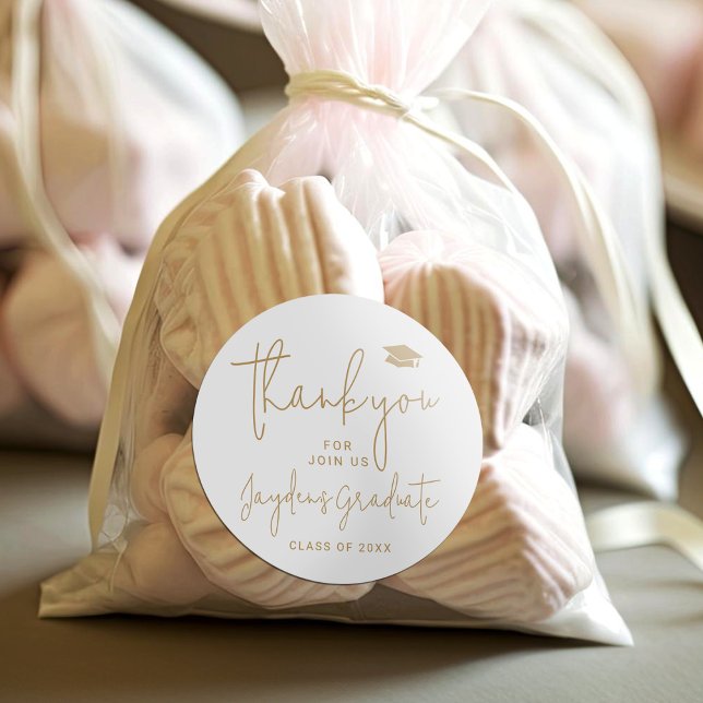 Adesivo obrigado de Formando de Script Simples Dourado (Gold Simple Modern Script Graduate thank you Classic Round Sticker)