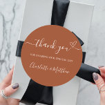 Adesivo Obrigado de laranja queimado seu casamento cardíac<br><div class="desc">Um fundo cor de laranja,  poeirento e queimado. Com o texto: Obrigado por compartilhar nosso dia especial,  com um coração pequeno. Personalize e adicione seus nomes.</div>
