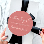 Adesivo Obrigado de laranja queimado seu casamento cardíac<br><div class="desc">Um fundo cor de laranja,  poeirento e queimado. Com o texto: Obrigado por compartilhar nosso dia especial,  com um coração pequeno. Personalize e adicione seus nomes.</div>